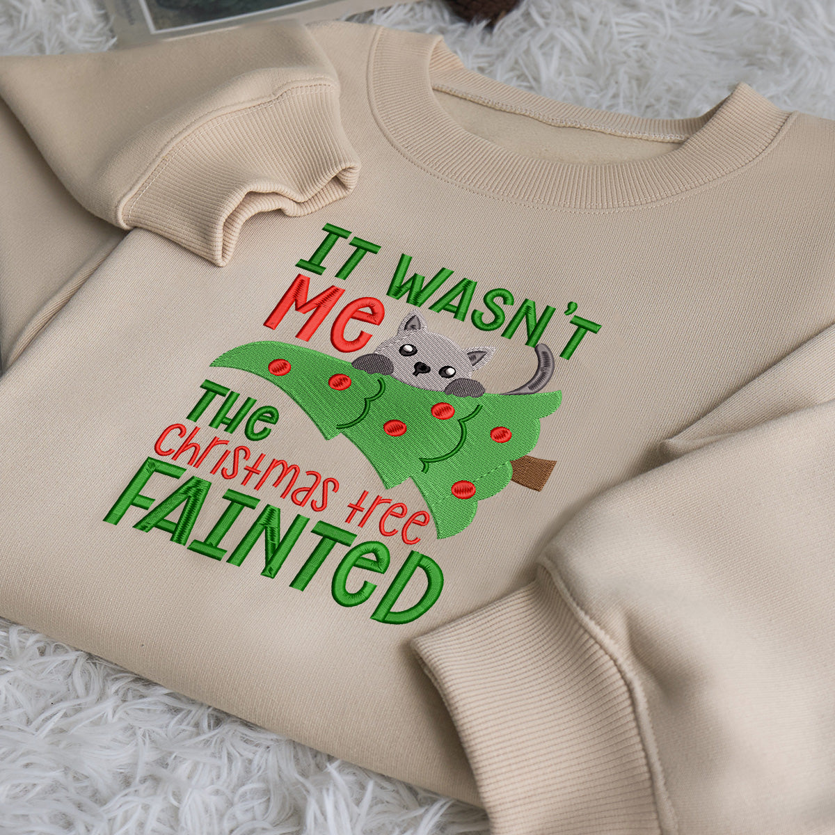 It's Wasn't Me The Christmas Tree Fainted Cat Christmas - Embroidered Sweatshirt, T-shirt, Hoodie